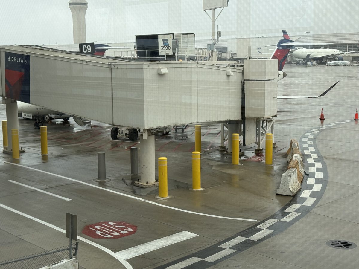 Yellow bollards protecting the jet bridge supports at Gate C9, Detroit Metropolitan Airport